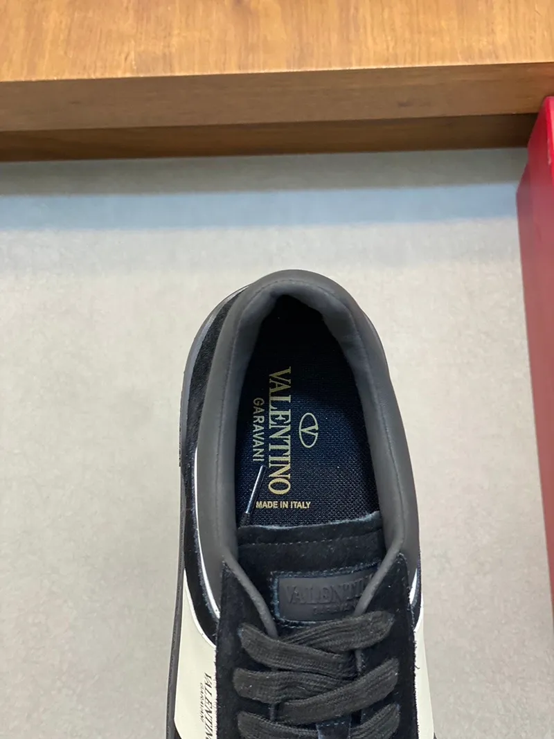 Factory price: 438💰Original quality, top version on the market VALENTINO (Valentino) latest fashion week catwalk [couples 👫 model], unique design, fashionable family specializes in slim feet🔥A fashion product of Baita [strong] Fabric: The toe is made of high mercerized triangular grain cowhide and A-grade full-grain cowhide, original lasting process Inner lining: cowhide lining + men's shoes 💰U hanging mesh feet, heels and tongues decorated with VaIentin* shallow relief oversized rivets Size: 38-44, customized 45